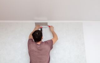 Vliesbehang aanbrengen.