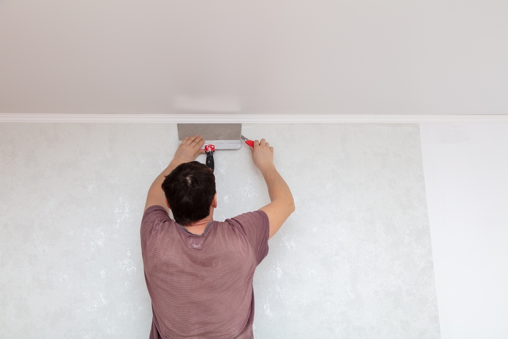 Vliesbehang aanbrengen.